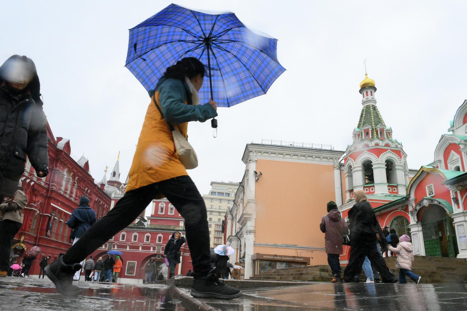 Прохожие идут под дождем по улице в Москве Прохожие идут под дождем по улице в Москве - РИА Новости, 1920, 01.04.2026