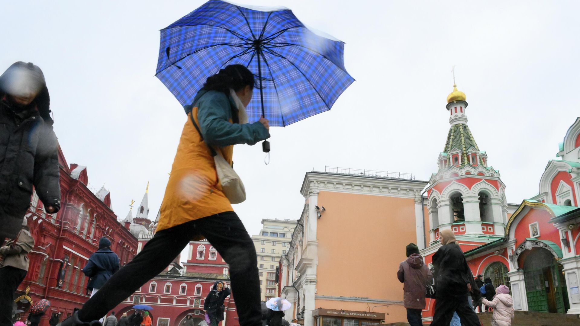Прохожие идут под дождем по улице в Москве Прохожие идут под дождем по улице в Москве - РИА Новости, 1920, 10.02.2026