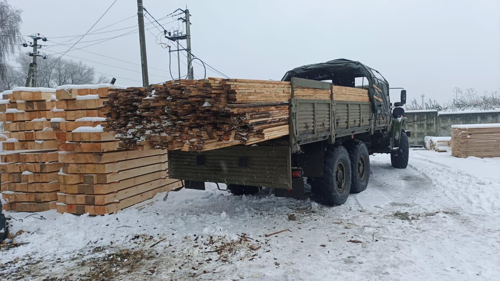 Новгородские предприниматели отправили стройматериалы в зону СВО Новгородские предприниматели отправили стройматериалы в зону СВО - РИА Новости, 1920, 19.11.2025
