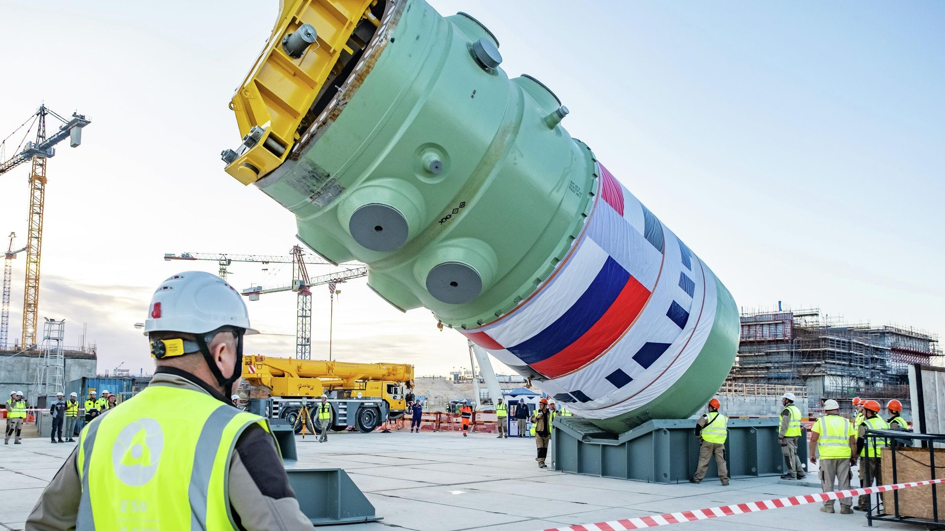 Установка в проектное положение корпуса реактора первого энергоблока египетской атомной электростанции Эль-Дабаа Установка в проектное положение корпуса реактора первого энергоблока египетской атомной электростанции Эль-Дабаа - РИА Новости, 1920, 14.04.2026