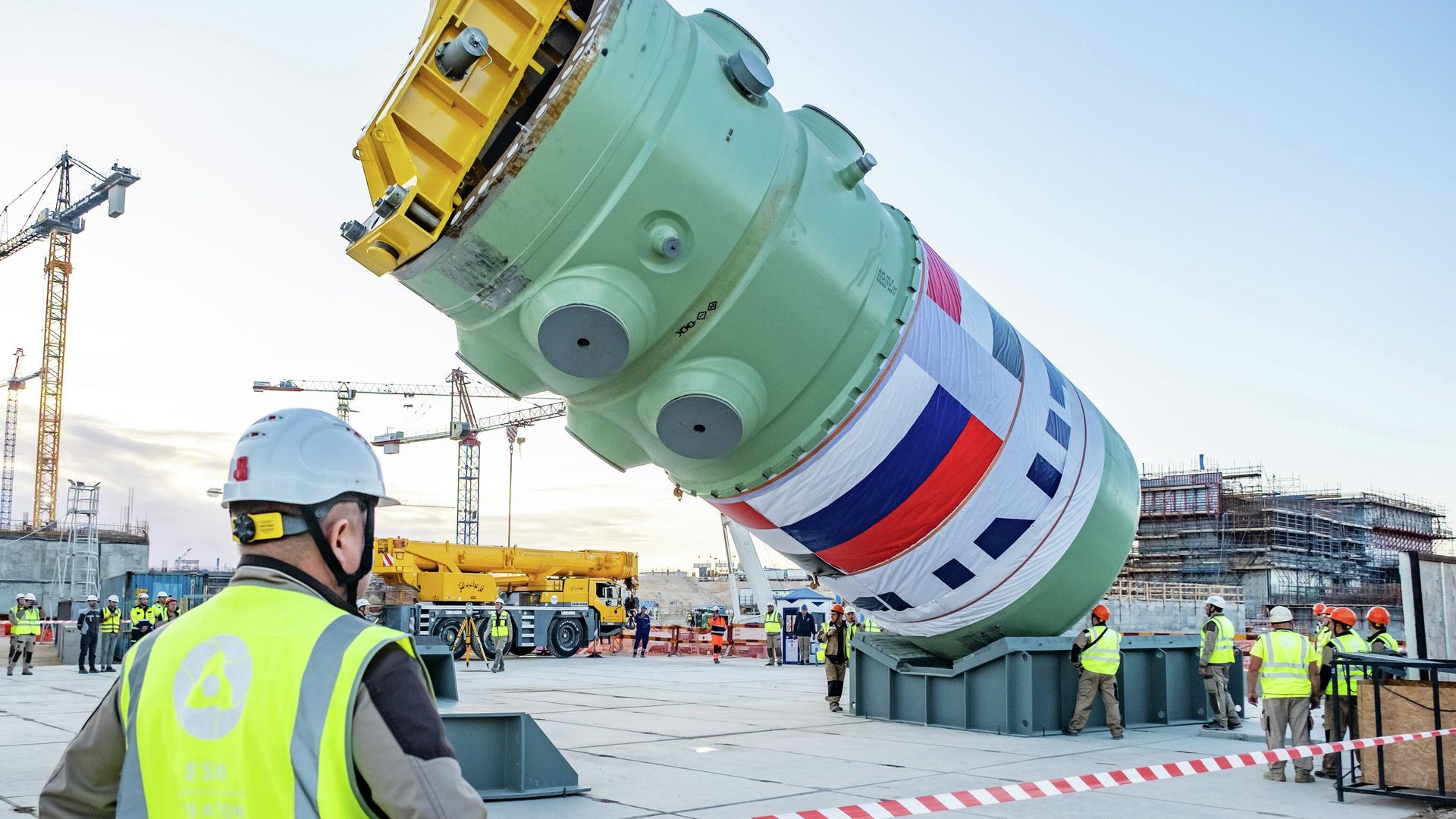 Установка в проектное положение корпуса реактора первого энергоблока египетской атомной электростанции Эль-Дабаа - РИА Новости, 1920, 05.12.2025