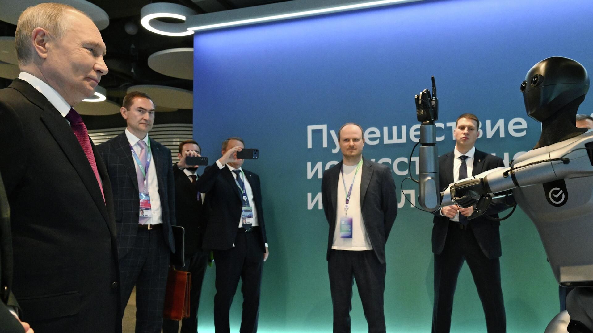 Путину показали антропоморфного робота, разработанного Сбером Путину показали антропоморфного робота, разработанного Сбером - РИА Новости, 1920, 19.11.2025
