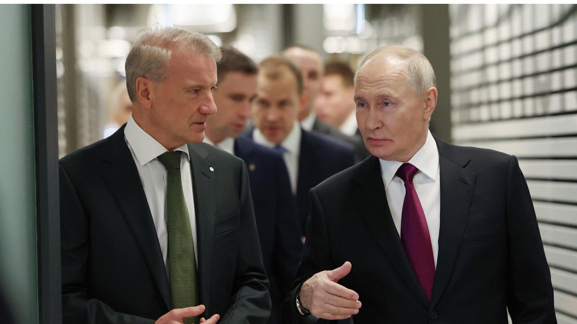 Глава России Владимир Путин и президент, председатель правления Сбербанка Герман Греф на выставке международной конференции по искусственному интеллекту AI Journey - РИА Новости, 1920, 19.11.2025