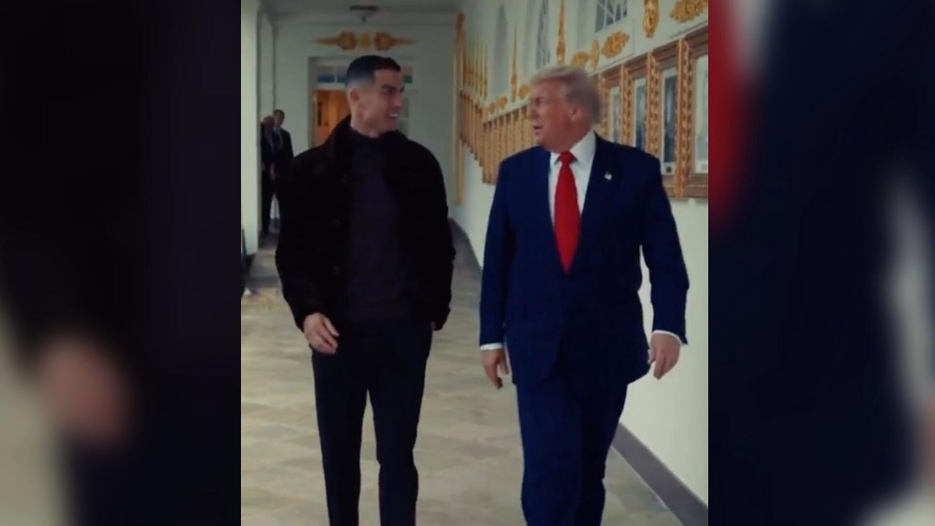 Президент США Дональд Трамп прогулялся с футболистом Криштиану Роналду Президент США Дональд Трамп прогулялся с футболистом Криштиану Роналду - РИА Новости, 1920, 06.12.2025