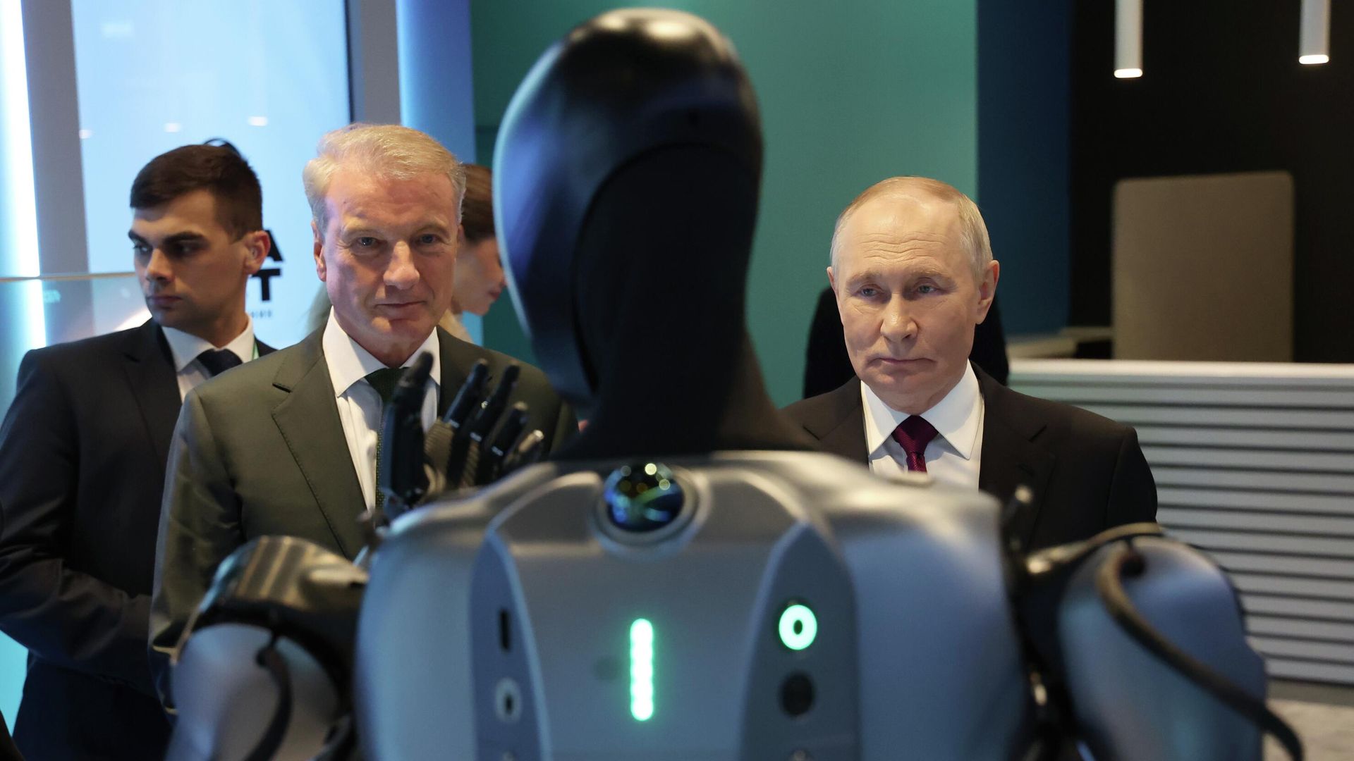  Президент РФ Владимир Путин и президент, председатель правления Сбербанка Герман Греф на выставке международной конференции по искусственному интеллекту AI Journey - РИА Новости, 1920, 19.11.2025