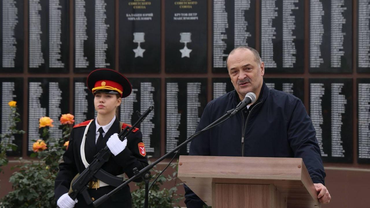 Глава Республики Дагестан Сергей Меликов открыл Сад памяти с мемориалом погибшим в разные годы защитникам Отечества открыли в Кизлярском районе Дагестана Глава Республики Дагестан Сергей Меликов открыл Сад памяти с мемориалом погибшим в разные годы защитникам Отечества открыли в Кизлярском районе Дагестана - РИА Новости, 1920, 19.11.2025