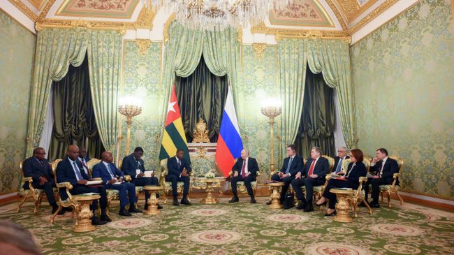 Президент РФ Владимир Путин и председатель Совета министров Тоголезской Республики Фор Гнассингбе во время встречи. 19 ноября 2025