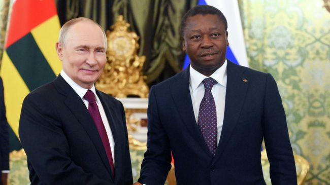 Президент РФ Владимир Путин и председатель Совета министров Тоголезской Республики Фор Гнассингбе во время встречи. 19 ноября 2025