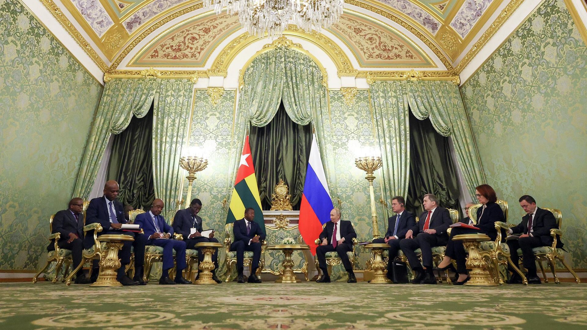 Президент РФ Владимир Путин и председатель Совета министров Тоголезской Республики Фор Гнассингбе во время встречи. 19 ноября 2025 Президент РФ Владимир Путин и председатель Совета министров Тоголезской Республики Фор Гнассингбе во время встречи. 19 ноября 2025 - РИА Новости, 1920, 19.11.2025