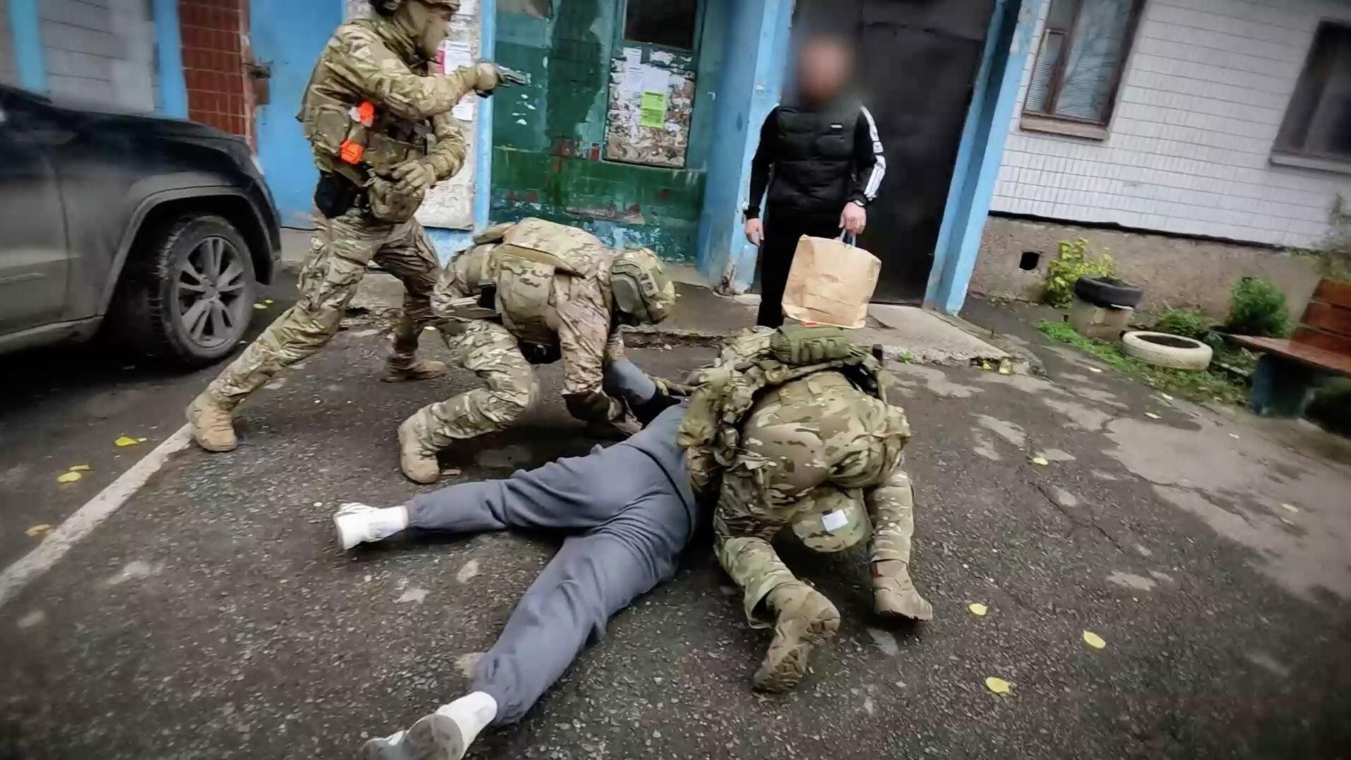 Задержание сотрудниками ФСБ жителя ДНР, готовившего покушение на высокопоставленного офицера Минобороны по заданию украинских спецслужб - РИА Новости, 1920, 20.11.2025
