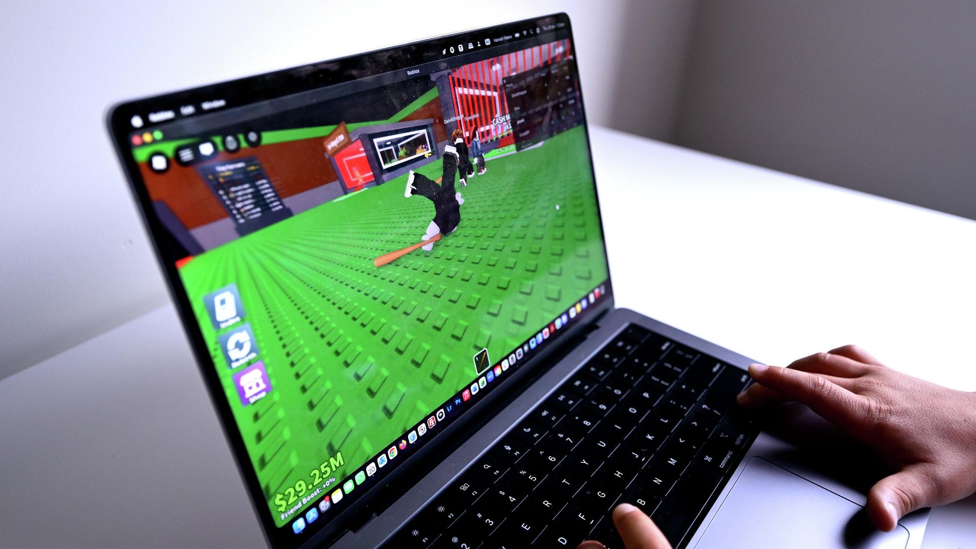 Ребенок играет на платформе Roblox Ребенок играет на платформе Roblox - РИА Новости, 1920, 19.11.2025