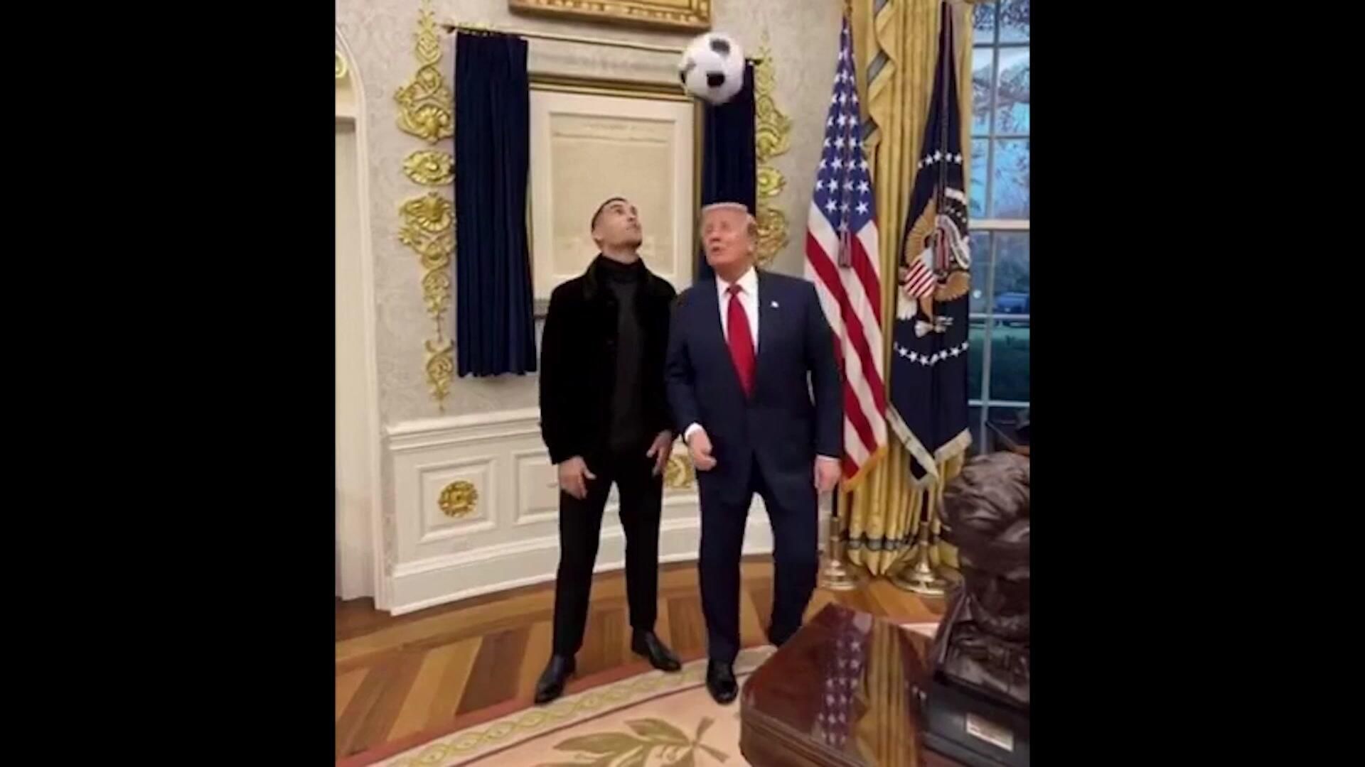 Сгенерированное ИИ видео с Трампом и Роналду, играющими в футбол Сгенерированное ИИ видео с Трампом и Роналду, играющими в футбол - РИА Новости, 1920, 20.11.2025