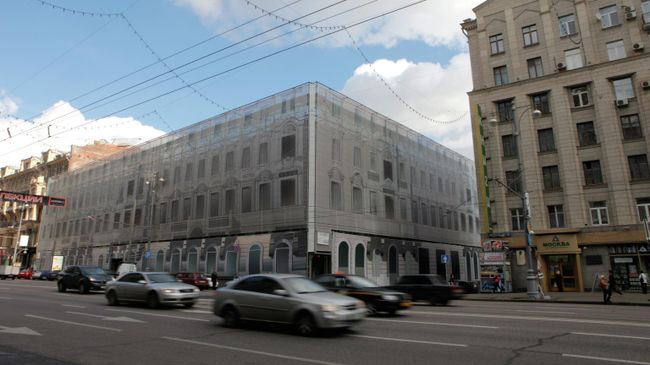 Здание гостиницы Центральная (слева) на Тверской улице в Москве