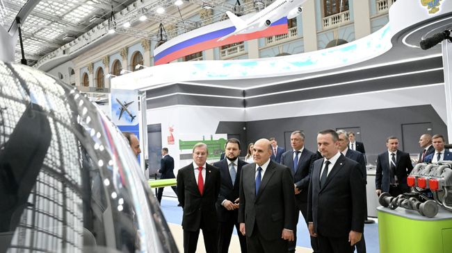 Председатель правительства РФ Михаил Мишустин посещает выставку Транспорт России в Гостином дворе в Москве