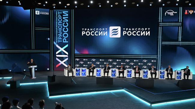 Председатель правительства РФ Михаил Мишустин выступает на пленарной дискуссии Транспортная инфраструктура