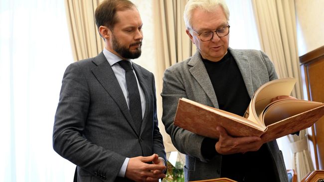 Врио губернатора Тверской области Виталий Королев и председатель Совета Фонда возрождения Старицкого Свято-Успенского монастыря Виктор Христенко 