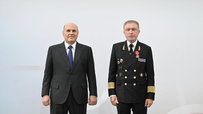 Председатель правительства РФ Михаил Мишустин и заместитель министра транспорта РФ Александр Пошивай, награжденный орденом Александра Невского, на выставке Транспорт России. 20 ноября 2025