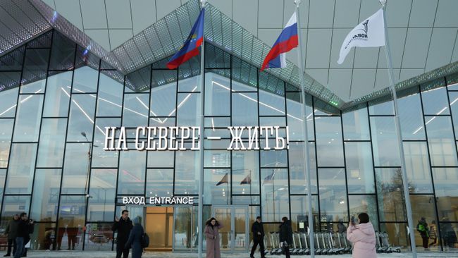 Пассажиры у нового терминала аэропорта Мурманска