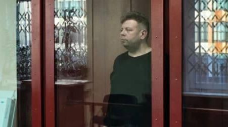 Преподаватель кружка по игре на балалайке во время избрания меры пресечения в суде в Екатеринбурге Преподаватель кружка по игре на балалайке во время избрания меры пресечения в суде в Екатеринбурге - РИА Новости, 1920, 09.12.2025