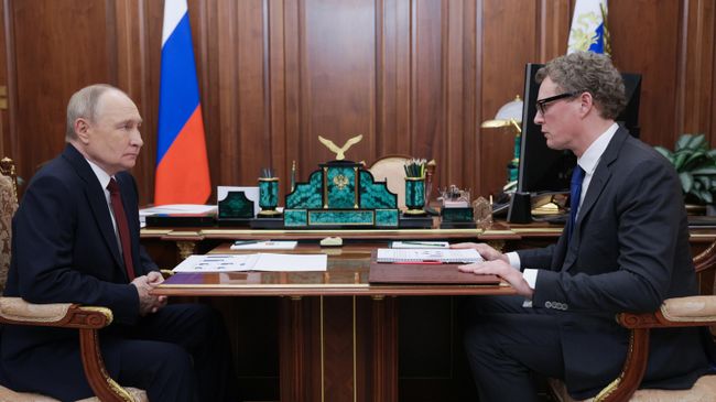 Президент РФ Владимир Путин и руководитель Федеральной налоговой службы Даниил Егоров во время встречи