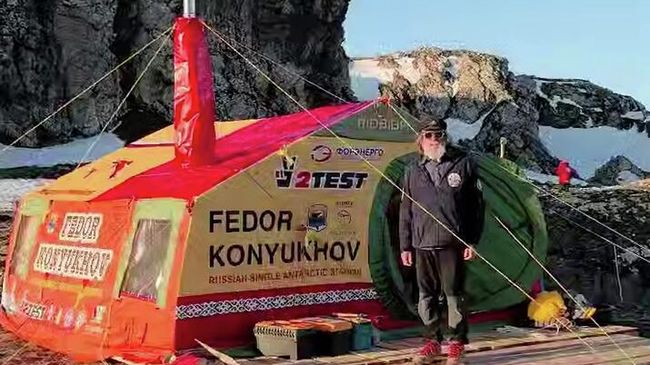 Одиночная полярная станциня на острове Смоленск в Антарктиде. Кадр видео Одиночная полярная станциня на острове Смоленск в Антарктиде. Кадр видео