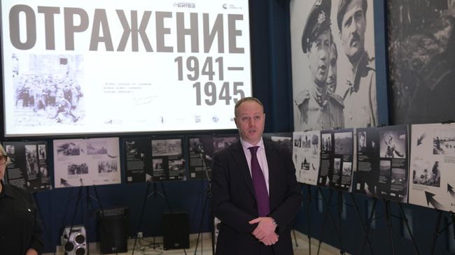  Заместитель главного редактора медиагруппы Россия сегодня Дмитрий Горностаев на открытии фотовыставки проекта Отражение: 1941-1945 в Военно-историческом музее Великой Отечественной войны в Донецке