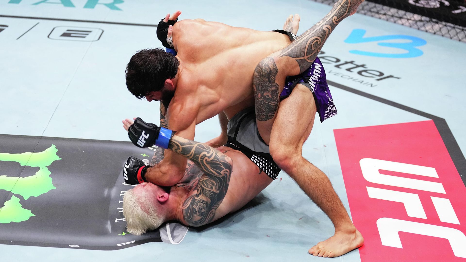 Эпизод боя Царукяна против Хукера на турнире UFC в Катаре Эпизод боя Царукяна против Хукера на турнире UFC в Катаре - РИА Новости, 1920, 23.11.2025