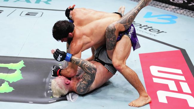 Эпизод боя Царукяна против Хукера на турнире UFC в Катаре 