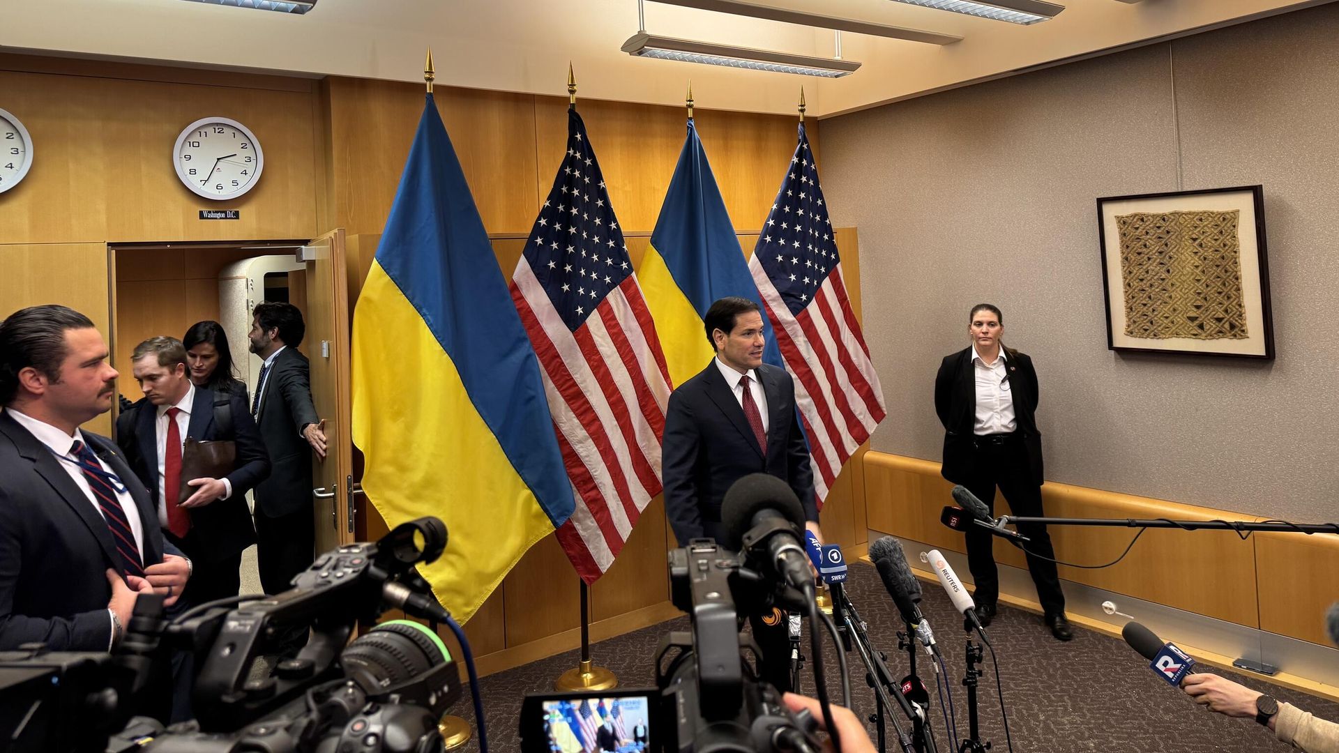 Государственный секретарь США Марко Рубио во время пресс-конференции по итогам переговоров с представителями Киева и стран Европы. 23 ноября 2025 - РИА Новости, 1920, 23.11.2025