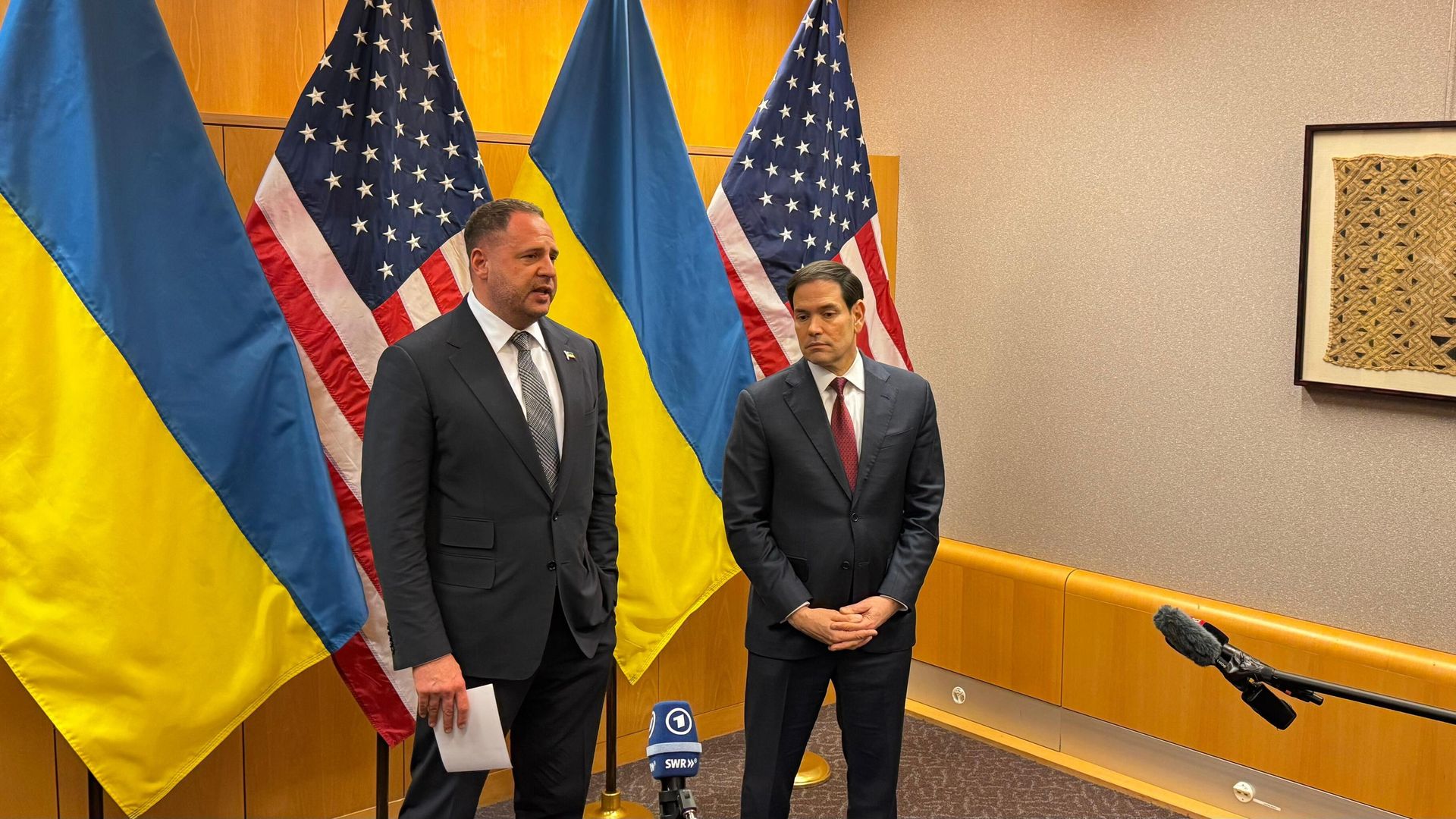 Государственный секретарь США Марко Рубио и Андрей Ермак во время пресс-конференции по итогам переговоров с представителями Киева и стран Европы. 23 ноября 2025 Государственный секретарь США Марко Рубио и Андрей Ермак во время пресс-конференции по итогам переговоров с представителями Киева и стран Европы. 23 ноября 2025 - РИА Новости, 1920, 24.11.2025