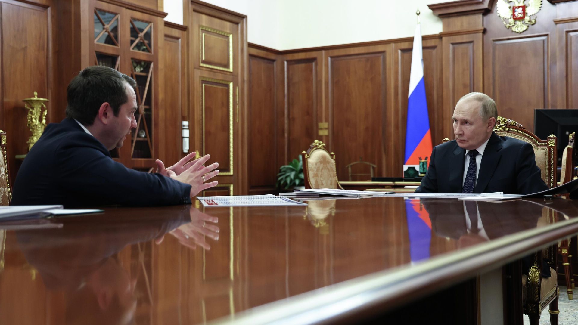 Президент РФ Владимир Путин и губернатор Мурманской области Андрей Чибис во время встречи - РИА Новости, 1920, 24.11.2025