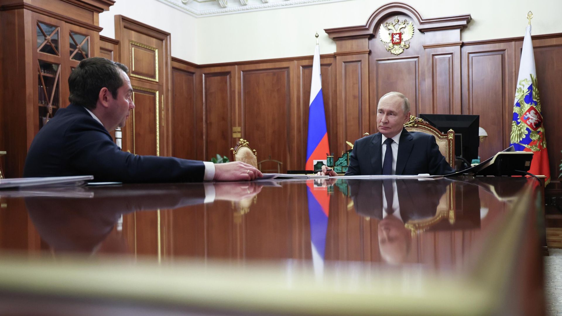 Президент РФ Владимир Путин и губернатор Мурманской области Андрей Чибис во время встречи Президент РФ Владимир Путин и губернатор Мурманской области Андрей Чибис во время встречи - РИА Новости, 1920, 24.11.2025