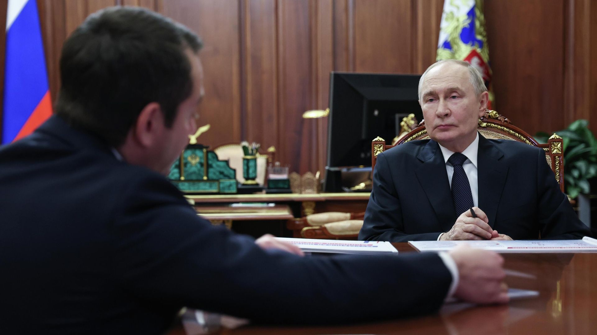 Президент РФ Владимир Путин и губернатор Мурманской области Андрей Чибис во время встречи Президент РФ Владимир Путин и губернатор Мурманской области Андрей Чибис во время встречи - РИА Новости, 1920, 24.11.2025