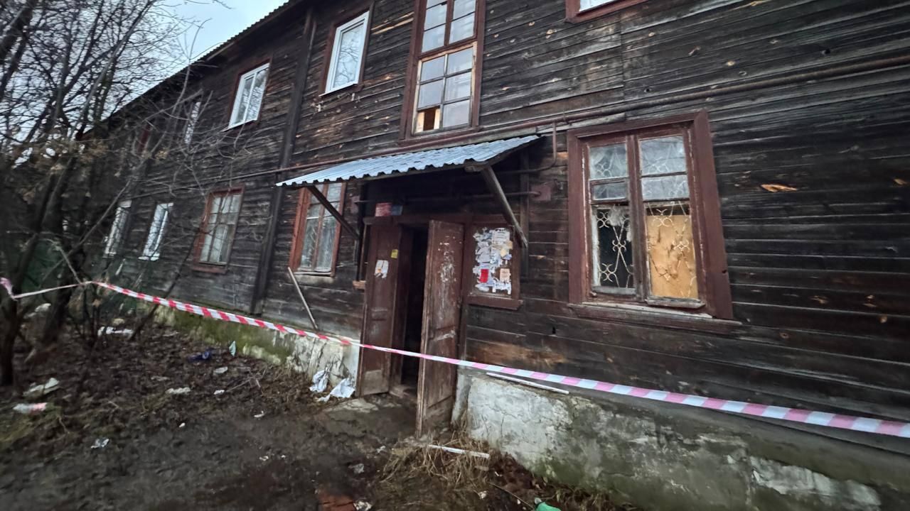 Оцепленный жилой дом, где были изъяты канистры с технической жидкостью, от которой пятеро местных жителей скончались в городе Коврове Владимирской области - РИА Новости, 1920, 24.11.2025
