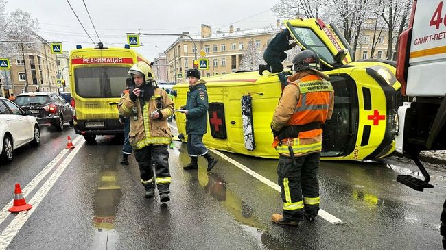 На месте столкновения легкового автомобиля и машины скорой помощи в городе Колпино в Санкт-Петербурге