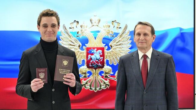 Директор Службы внешней разведки России Сергей Нарышкин и Димитри Фолимонофф во время вручения паспорта гражданина РФ