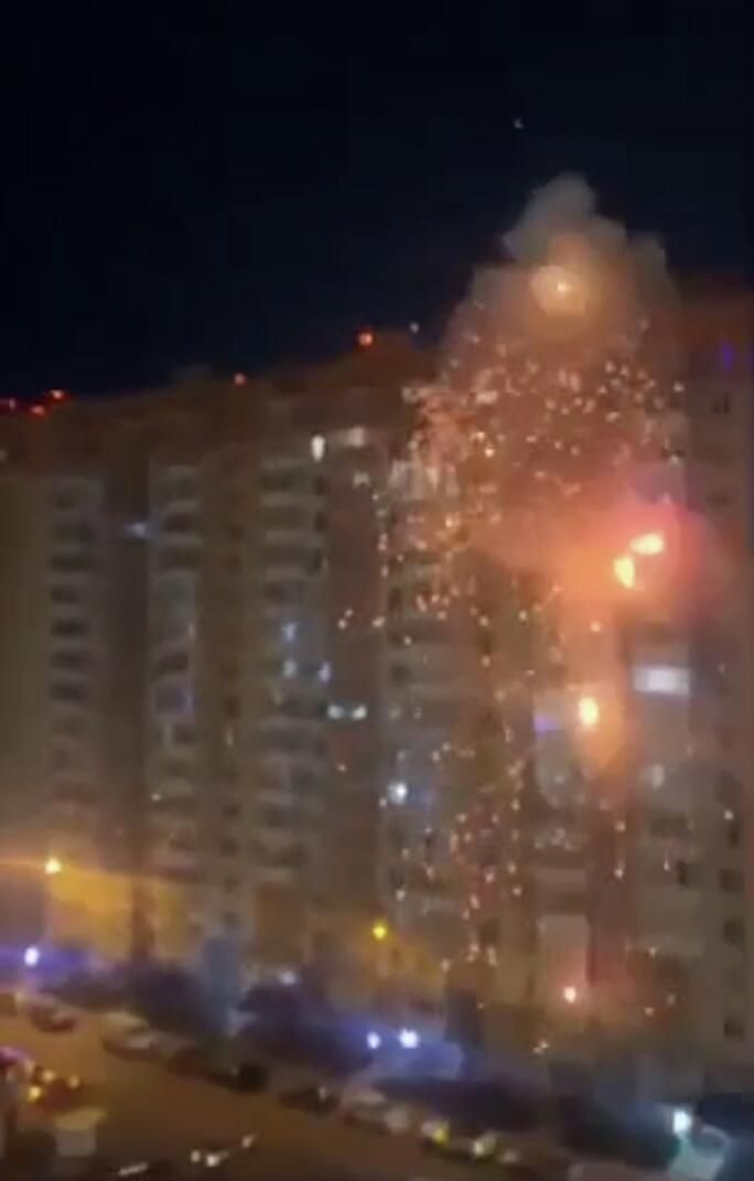 Момент удара дрона ВСУ по многоэтажному жилому дому в Новороссийске. 25 ноября 2025 Момент удара дрона ВСУ по многоэтажному жилому дому в Новороссийске. 25 ноября 2025 - РИА Новости, 1920, 25.11.2025
