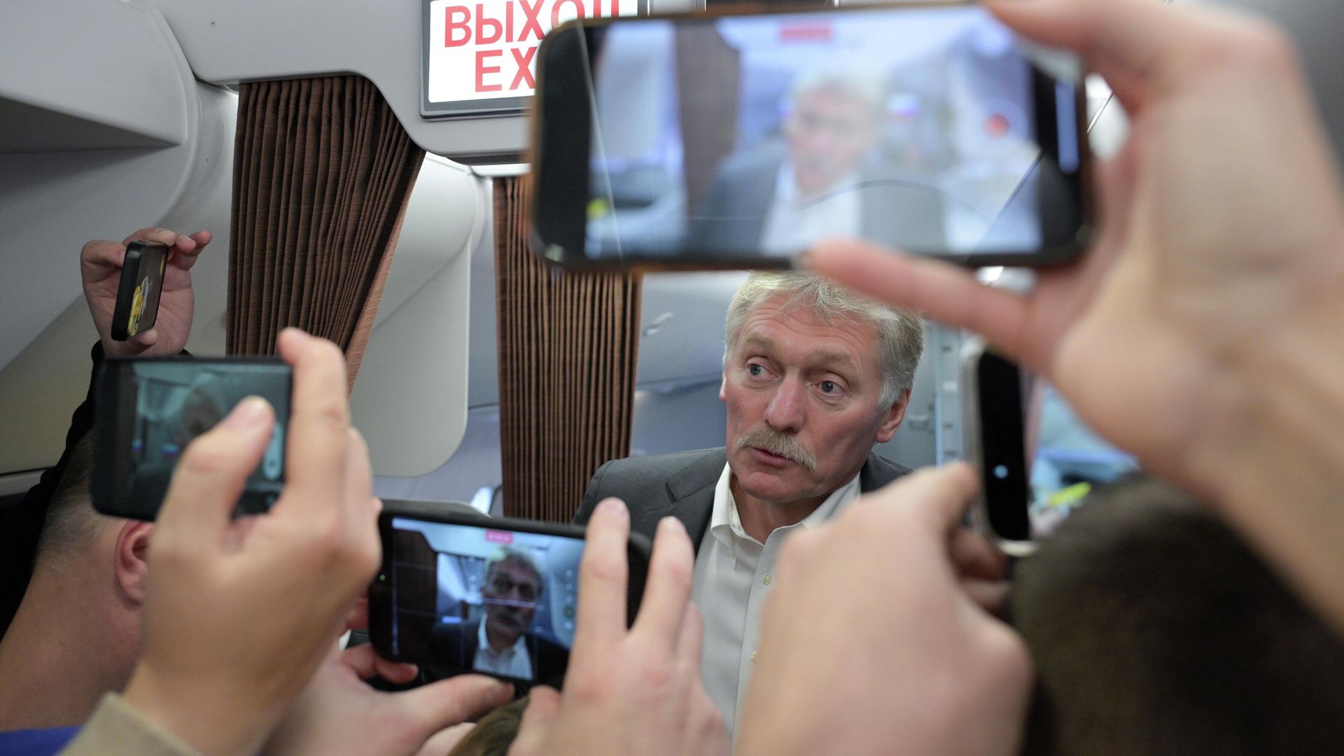 Пресс-секретарь президента РФ Дмитрий Песков общается с журналистами в самолете - РИА Новости, 1920, 25.11.2025