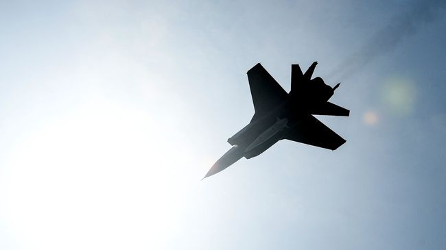 Многоцелевой истребитель МиГ-31 с гиперзвуковой ракетой Кинжал