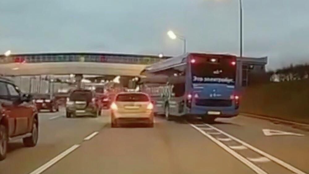 Электробус подрезает автомобиль на Калужском шоссе Электробус подрезает автомобиль на Калужском шоссе - РИА Новости, 1920, 25.11.2025