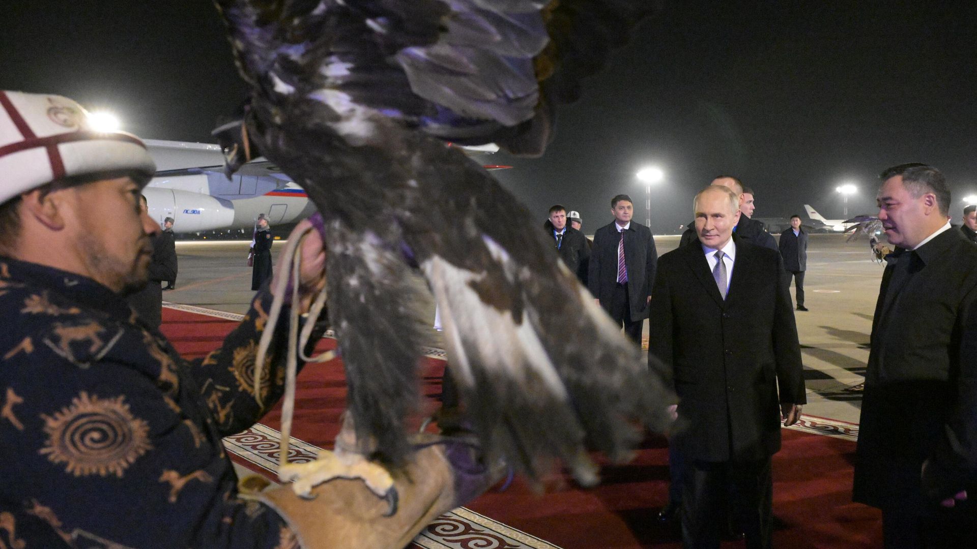 Президент Владимир Путин и президент Киргизии Садыр Жапаров на церемонии встречи в аэропорту Бишкека Манас Президент Владимир Путин и президент Киргизии Садыр Жапаров на церемонии встречи в аэропорту Бишкека Манас - РИА Новости, 1920, 30.11.2025