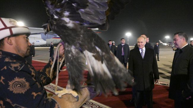 Президент Владимир Путин и президент Киргизии Садыр Жапаров на церемонии встречи в аэропорту Бишкека Манас