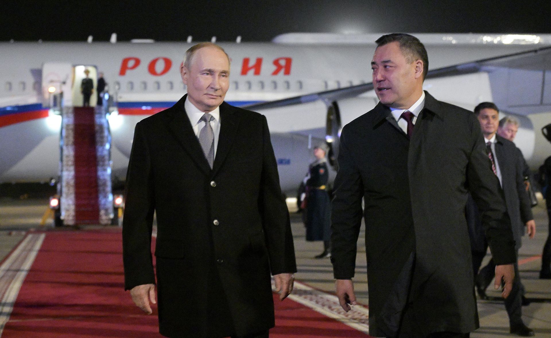 Президент РФ Владимир Путин и президент Киргизии Садыр Жапаров на церемонии встречи в аэропорту Бишкека Манас - РИА Новости, 1920, 27.11.2025