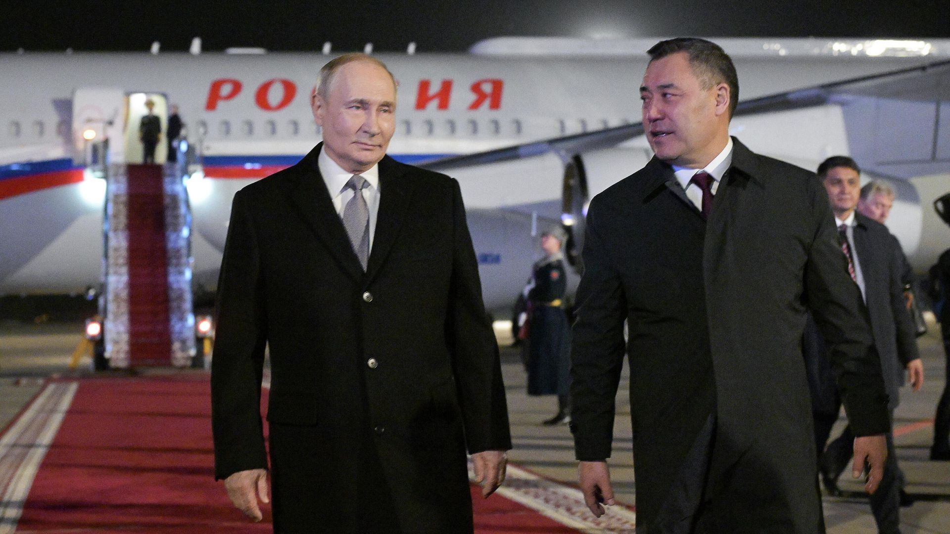 Президент РФ Владимир Путин и президент Киргизии Садыр Жапаров на церемонии встречи в аэропорту Бишкека Манас - РИА Новости, 1920, 26.11.2025