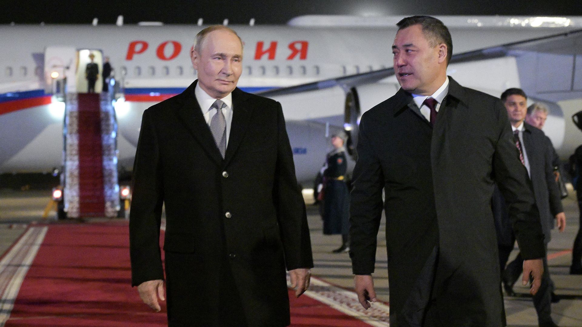 Садыр Жапаров встретил Путина у трапа самолета - РИА Новости, 1920, 25.11.2025