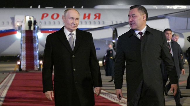 Садыр Жапаров встретил Путина у трапа самолета