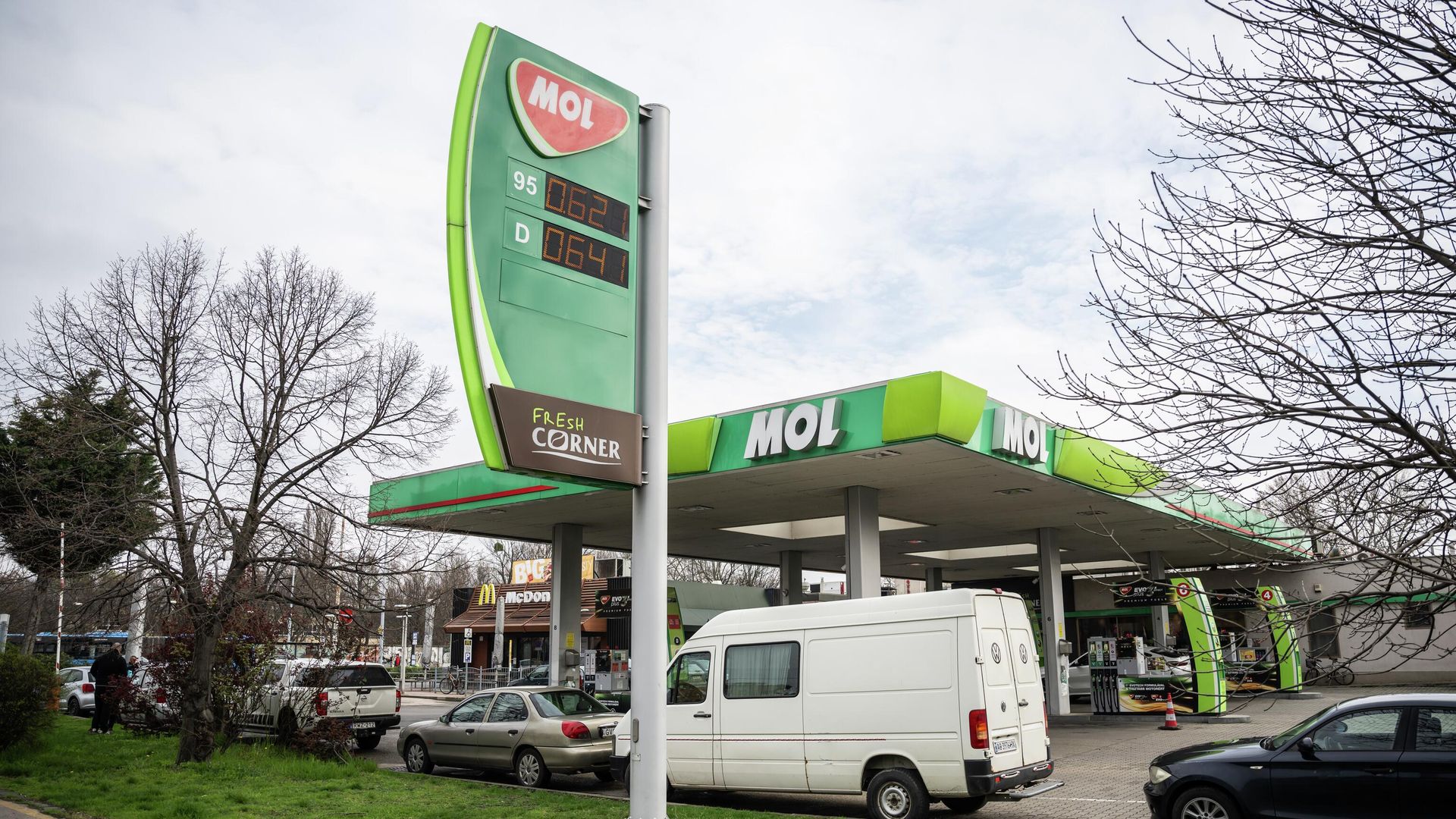 Заправочная станция венгерской нефтяной компании MOL Group в Будапеште - РИА Новости, 1920, 25.11.2025