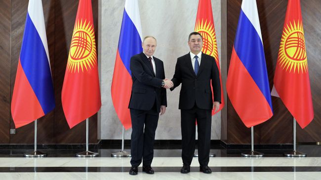 Президент РФ Владимир Путин и президент Киргизии Садыр Жапаров на церемонии совместного фотографирования в Бишкеке Президент РФ Владимир Путин и президент Киргизии Садыр Жапаров на церемонии совместного фотографирования в Бишкеке