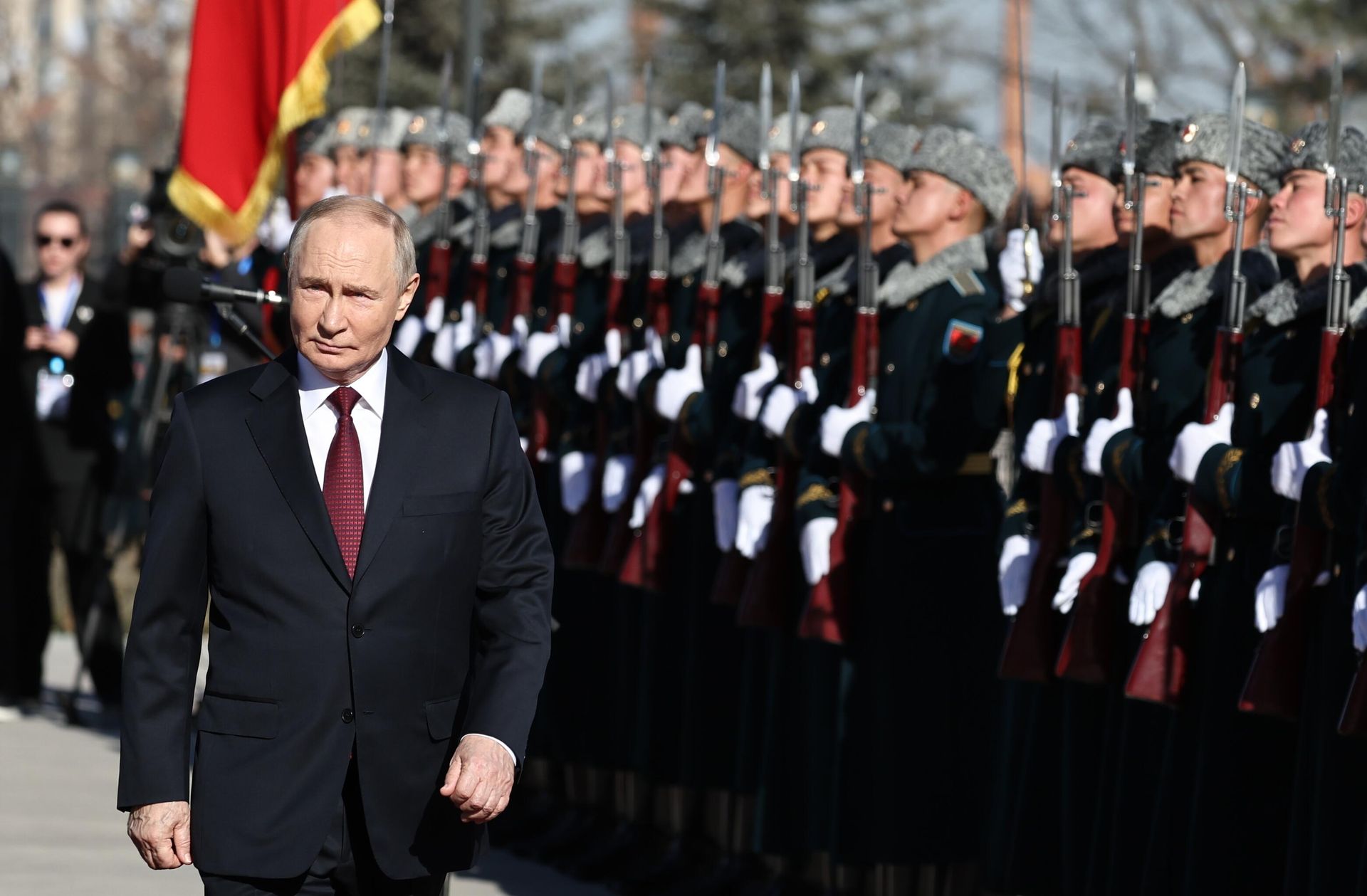 Президент РФ Владимир Путин на церемонии официальной встречи президентом Киргизии Садыром Жапаровым в правительственной резиденции Ынтымак Ордо в Бишкеке - РИА Новости, 1920, 27.11.2025