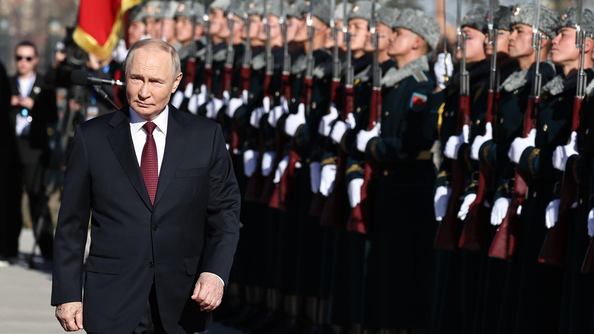 Президент России Владимир Путин на церемонии официальной встречи президентом Киргизии Садыром Жапаровым в правительственной резиденции Ынтымак Ордо в Бишкеке. 26 ноября 2025 - РИА Новости, 1920, 26.11.2025